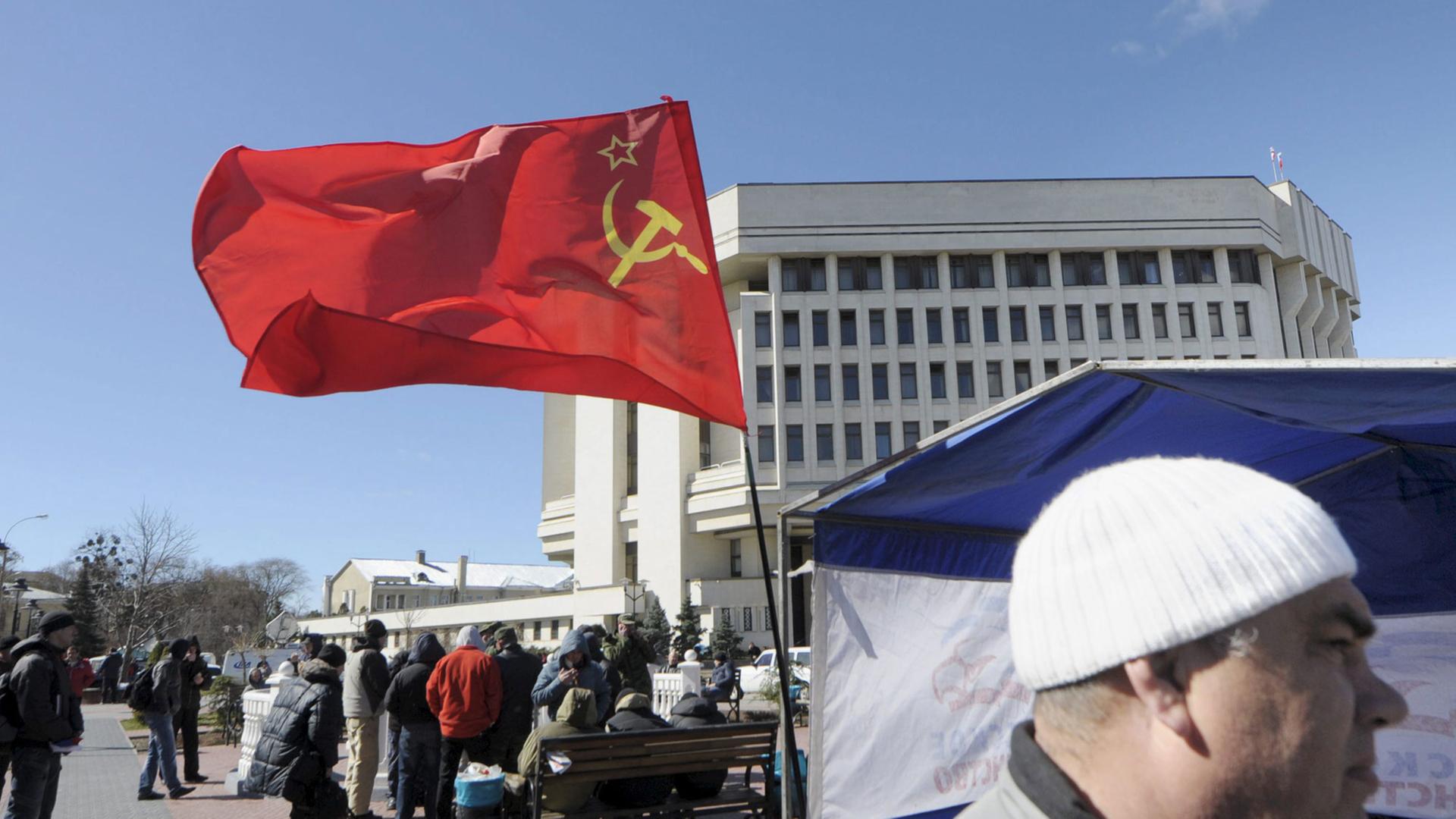 Nach dem Referendum: Die Flagge der Sowjetunion ist vor dem Regionalparlament in Simferopol gehisst. Nach dem Referendum: Die Flagge der Sowjetunion ist vor dem Regionalparlament in Simferopol gehisst.
