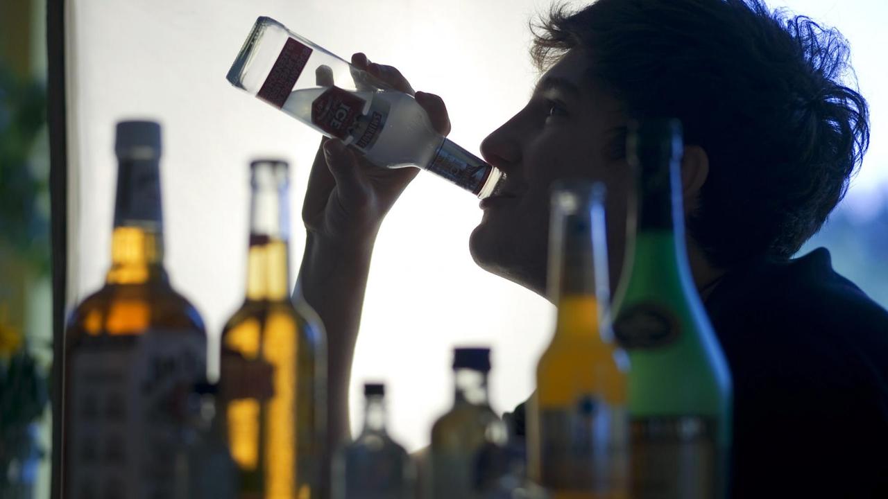 Ein Jugendlicher trinkt Alkohol.