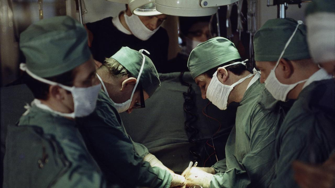 Ein Operationssaal im Jahr 1974 Ein Operationssaal im Jahr 1974