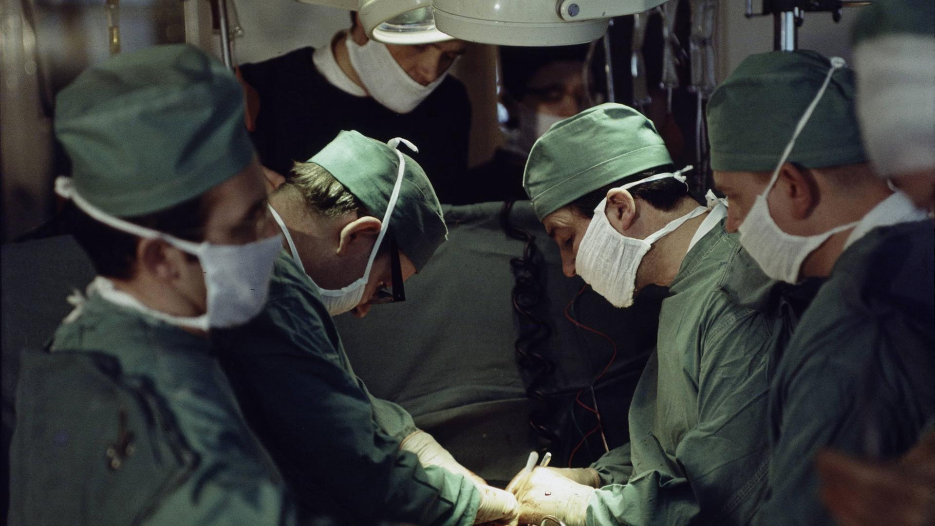 Ein Operationssaal in den 1970er Jahren Ein Operationssaal in den 1970er Jahren