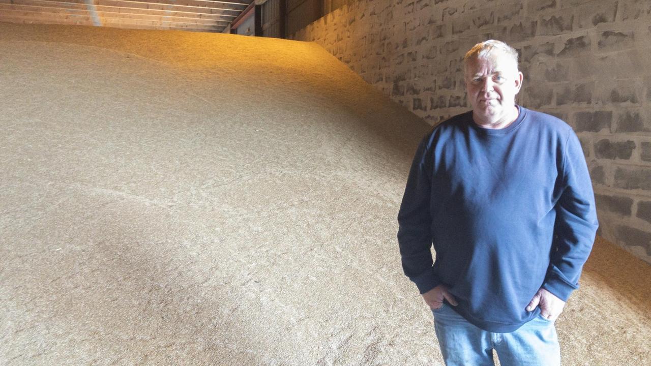 Landwirt Uli Töppel steht in seiner Lagerhalle vor seiner Ernte. Landwirt Uli Töppel steht in seiner Lagerhalle vor seiner Ernte.