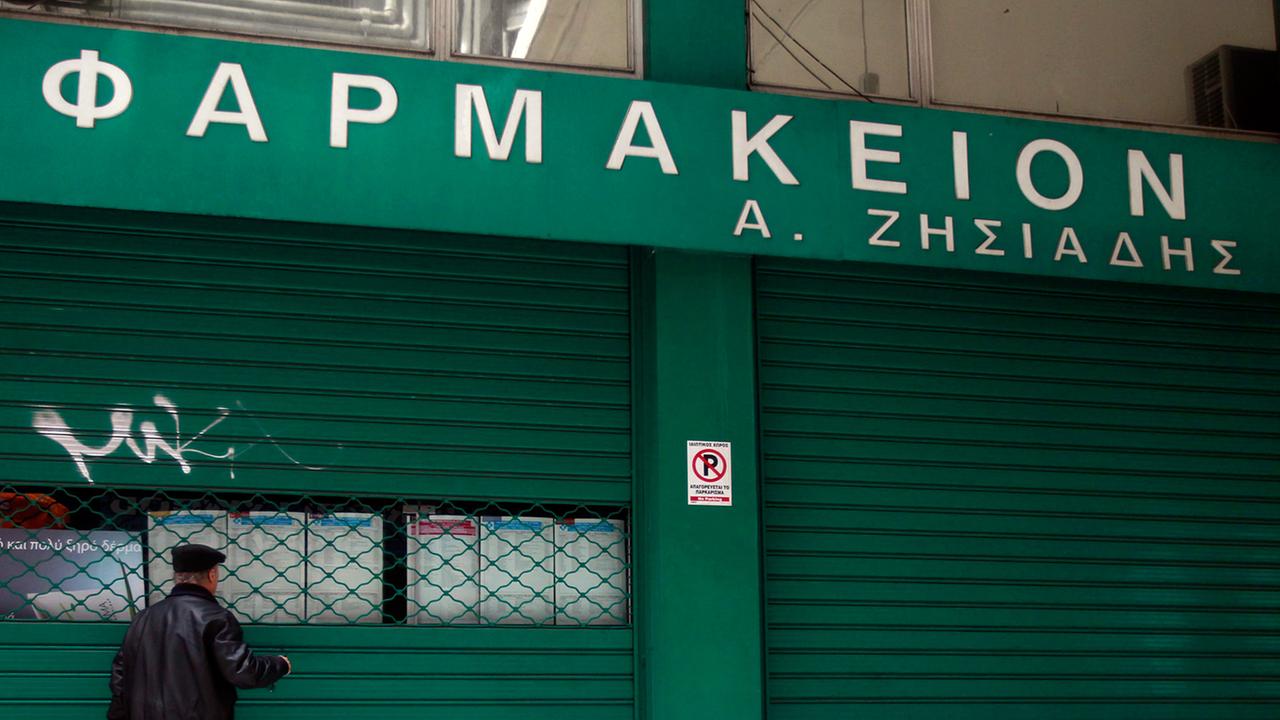Ein älterer Mann steht am 10. März 2014 vor einer geschlossenen Apotheke in Athen, deren Besitzer gegen die Pläne der Regierung mit Streik protestiert, verschreibungsfreie Medikamente in Supermärkten zu verkaufen. Ein älterer Mann steht am 10. März 2014 vor einer geschlossenen Apotheke in Athen, deren Besitzer gegen die Pläne der Regierung mit Streik protestiert, verschreibungsfreie Medikamente in Supermärkten zu verkaufen.