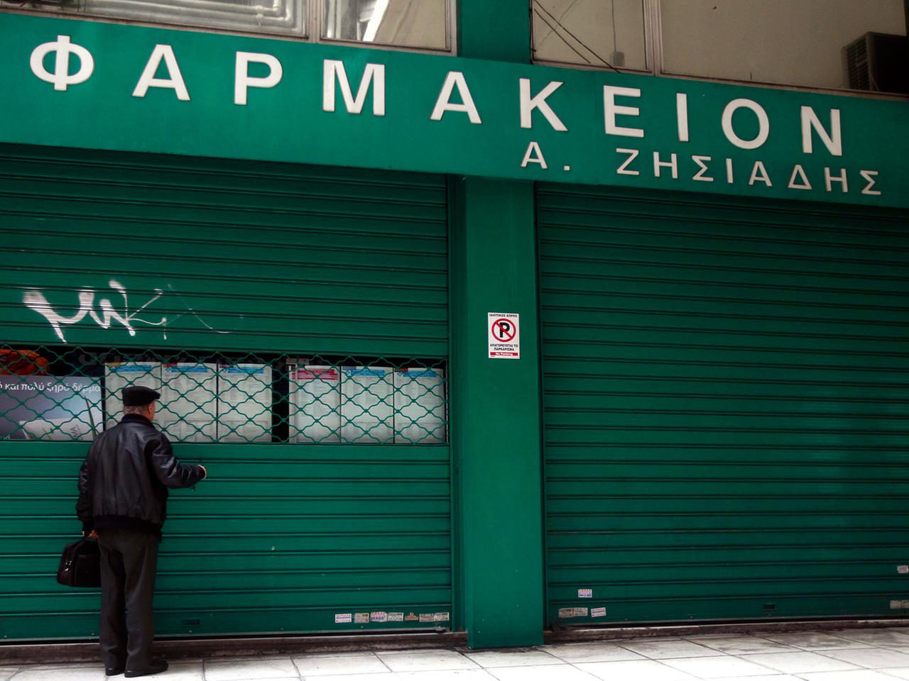 Ein älterer Mann steht am 10. März 2014 vor einer geschlossenen Apotheke in Athen, deren Besitzer gegen die Pläne der Regierung mit Streik protestiert, verschreibungsfreie Medikamente in Supermärkten zu verkaufen. Ein älterer Mann steht am 10. März 2014 vor einer geschlossenen Apotheke in Athen, deren Besitzer gegen die Pläne der Regierung mit Streik protestiert, verschreibungsfreie Medikamente in Supermärkten zu verkaufen.