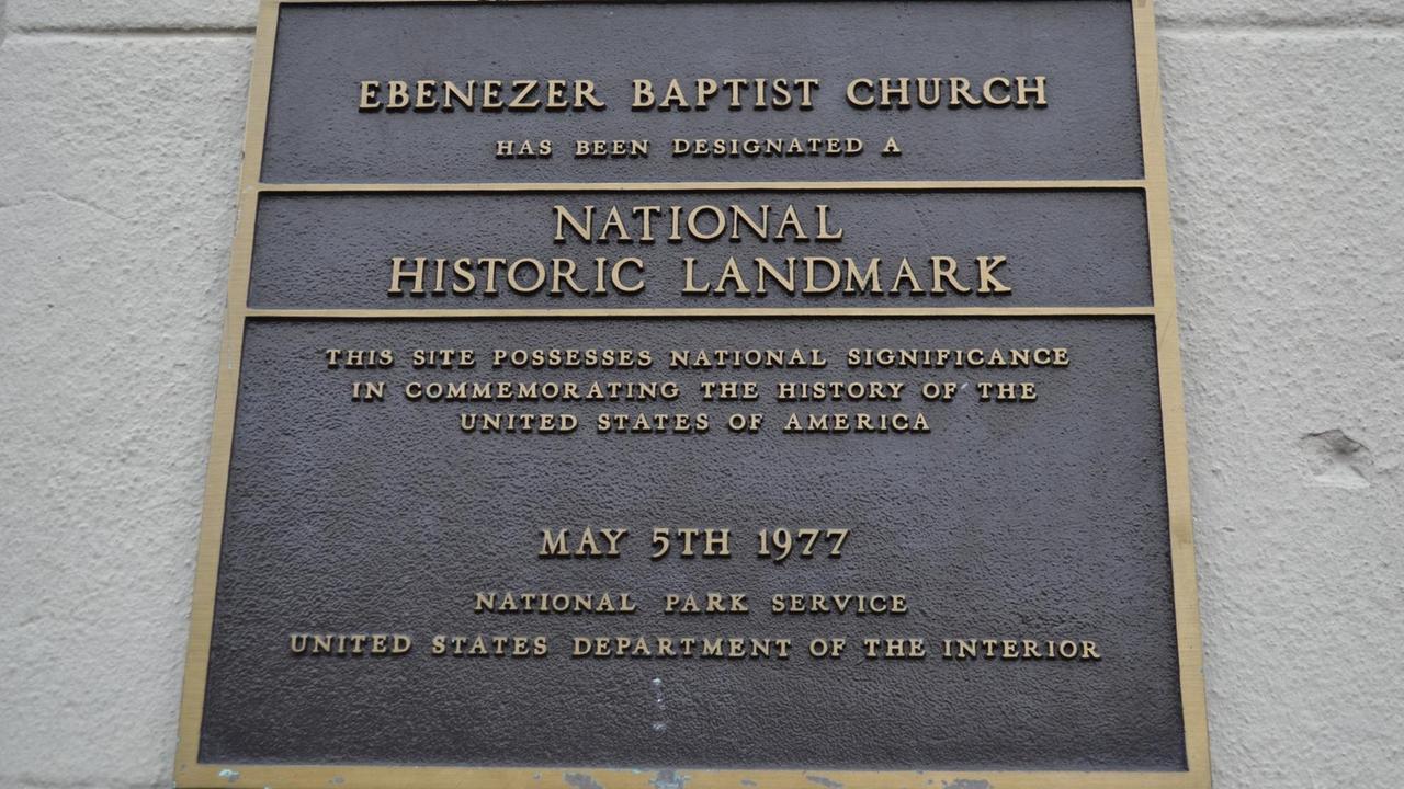 Eine Hinweistafel würdigt die Ebenezer Baptist Church in Atlanta als wichtige nationale Gedenkstätte der USA Eine Hinweistafel würdigt die Ebenezer Baptist Church in Atlanta als wichtige nationale Gedenkstätte der USA