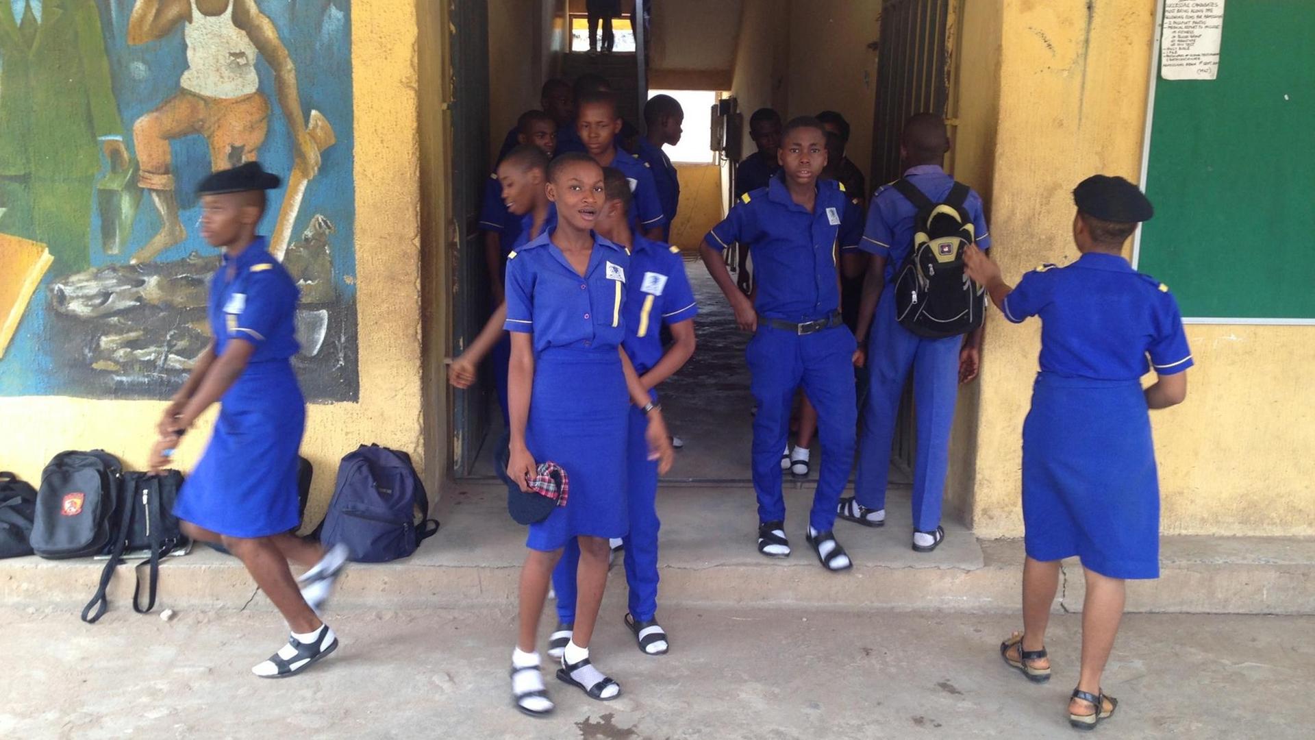Schulkinder in blauen Schuluniformen im Rochas College, Nigeria. Schulkinder in blauen Schuluniformen im Rochas College, Nigeria.