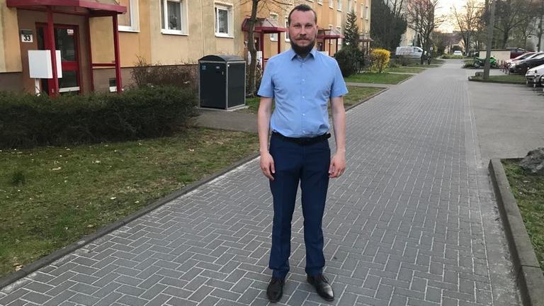 Andrej Zajzew vor seinem Wohnhaus in Cottbus. Andrej Zajzew vor seinem Wohnhaus in Cottbus.