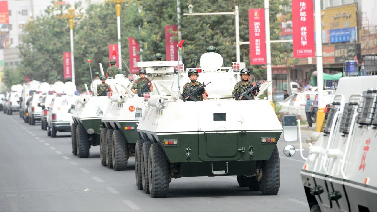 Chinesische Panzer rollen durch Hotan im Juni 2014 