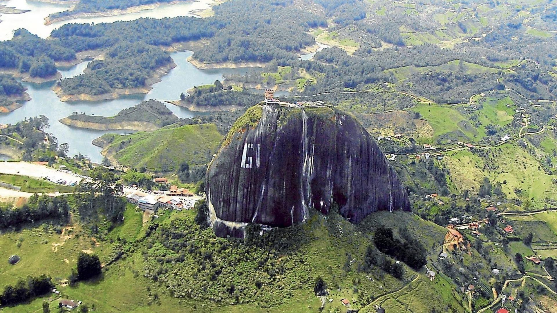 Der 220 Meter hohe Berg El Penon in Guatape in Kolumbien. Der 220 Meter hohe Berg El Penon in Guatape in Kolumbien.
