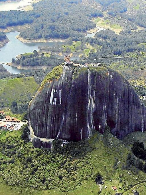 Der 220 Meter hohe Berg El Penon in Guatape in Kolumbien.