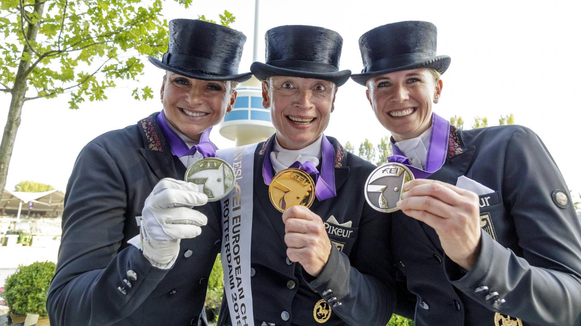 Rotterdam - Europameisterschaft Dressur, Springen und Para-Dressur 2019, SCHNEIDER Dorothee (GER), WERTH Isabell (GER), VON BREDOW-WERNDL Jessica (GER) Rotterdam - Europameisterschaft Dressur, Springen und Para-Dressur 2019 Medaillen Medal ceremony: Dressage Individual - Longines FEI Dressage European Championship, EM, Europameisterschaft Grand Prix Freestyle Grand Prix Kür 24. August 2019 © - *** Rotterdam European Championship Dressage, Show Jumping and Para Dressage 2019, SCHNEIDER Dorothee GER , WERTH Isabell GER , VON BREDOW WERNDL Jessica GER Rotterdam European Championship Dressage, Show Jumping and Para Dressage 2019 Medals Medal ceremony Dressage Individual Longines FEI Dressage European Championship Grand Prix Freestyle Grand Prix Freestyle 24 August 2019 © Rotterdam - Europameisterschaft Dressur, Springen und Para-Dressur 2019, SCHNEIDER Dorothee (GER), WERTH Isabell (GER), VON BREDOW-WERNDL Jessica (GER) Rotterdam - Europameisterschaft Dressur, Springen und Para-Dressur 2019 Medaillen Medal ceremony: Dressage Individual - Longines FEI Dressage European Championship, EM, Europameisterschaft Grand Prix Freestyle Grand Prix Kür 24. August 2019 © - *** Rotterdam European Championship Dressage, Show Jumping and Para Dressage 2019, SCHNEIDER Dorothee GER , WERTH Isabell GER , VON BREDOW WERNDL Jessica GER Rotterdam European Championship Dressage, Show Jumping and Para Dressage 2019 Medals Medal ceremony Dressage Individual Longines FEI Dressage European Championship Grand Prix Freestyle Grand Prix Freestyle 24 August 2019 ©