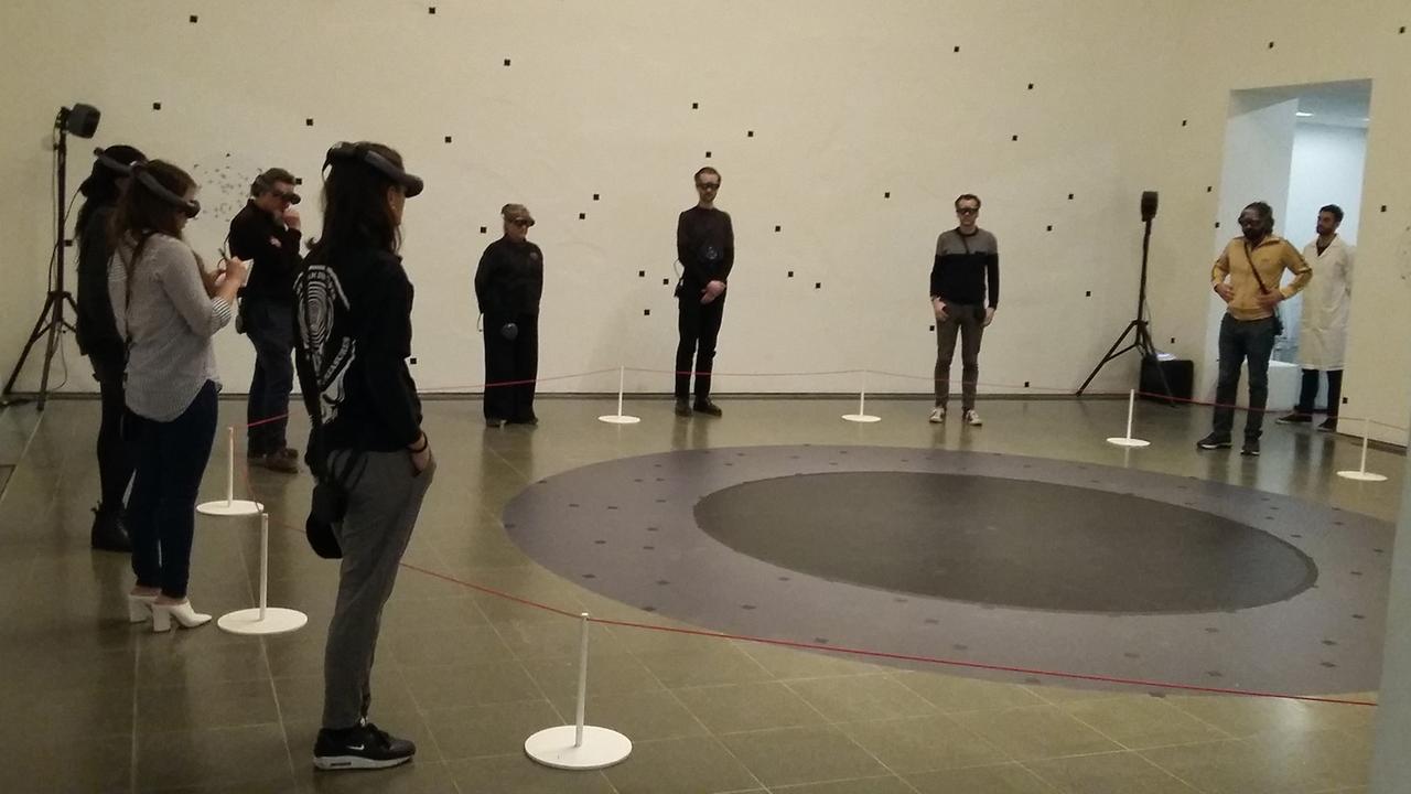 Besucher der Performance "The Life" in der Londoner Serpentine Gallery Besucher der Performance "The Life" in der Londoner Serpentine Gallery