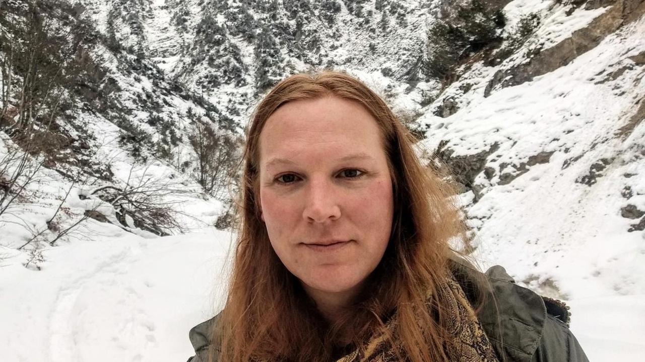 Hannah Aram steht in einem schneebedecktem Tal im Gebirge. Hannah Aram steht in einem schneebedecktem Tal im Gebirge.