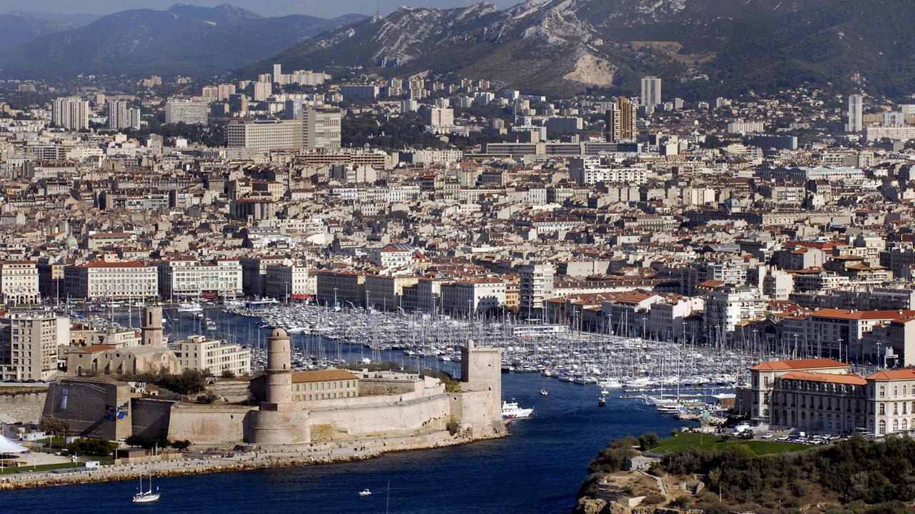 Blick auf die französische Hafenstadt Marseille Blick auf die französische Hafenstadt Marseille
