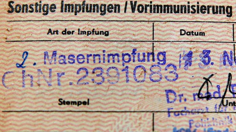 Ein unter der Rubrik "Sonstige Impfungen" mit "2. Masernimpfung" abgestempelter Impfausweis aus DDR-Zeiten, aufgenommen am 26.04.2015 in Leipzig Ein unter der Rubrik "Sonstige Impfungen" mit "2. Masernimpfung" abgestempelter Impfausweis aus DDR-Zeiten, aufgenommen am 26.04.2015 in Leipzig