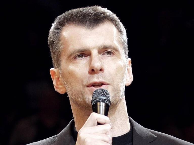 Bildnummer: 13425823 Datum: 20.04.2013 Copyright: imago/UPI Photo Brooklyn Nets owner Mikhail Prokhorov speaks on the court before the game against the Chicago Bulls in game one of the First Round of the NBA Basketball Herren USA Eastern Conference Playoffs at Barclays Center in New York City on April 20, 2013. PUBLICATIONxINxGERxSUIxAUTxHUNxONLY NYP201304201310; Basketball USA NBA xsp x0x 2013 hoch Highlight premiumd Image number 13425823 date 20 04 2013 Copyright imago UPI Photo Brooklyn Nets Owner Mikhail Prokhorov Speaks ON The Court Before The Game Against The Chicago Bulls in Game One of The First Round of The NBA Basketball men USA Eastern Conference Playoffs AT Barclays Center in New York City ON April 20 2013 PUBLICATIONxINxGERxSUIxAUTxHUNxONLY Basketball USA NBA x0x 2013 vertical Highlight premiumd