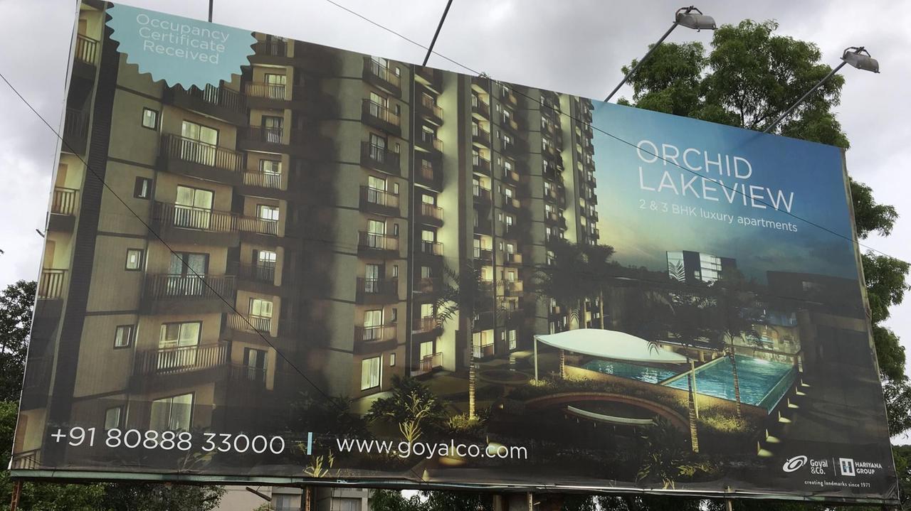 Werbeplakat für die Orchid-Lakeview-Wohnanlage nahe dem chemisch verseuchten Bellandursee im indischen Bangalore 2017 Werbeplakat für die Orchid-Lakeview-Wohnanlage nahe dem chemisch verseuchten Bellandursee im indischen Bangalore 2017