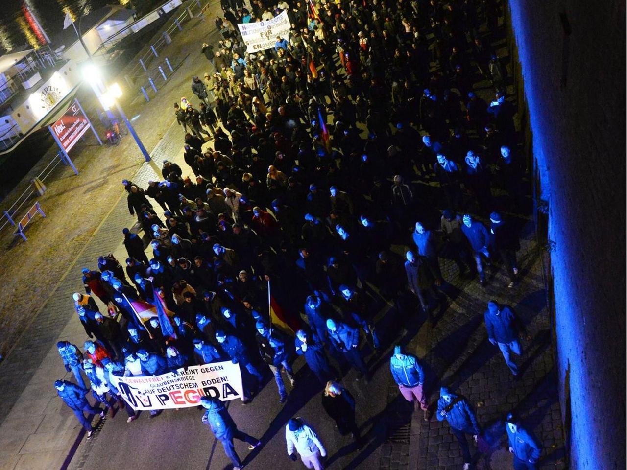 Der Demonstrationszug von Pegida auf dem Terrassenufer in Dresden, Deutschland. Der Demonstrationszug von Pegida auf dem Terrassenufer in Dresden, Deutschland.