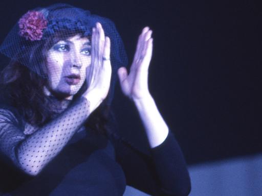 Die britische Sängerin, Pianistin und Songwriterin Kate (Catherine) Bush auf der Bühne während ihrer Tournee im Jahr 1979 im Circus Krone in München im Rahmen ihrer "Lionheart"-Tournee