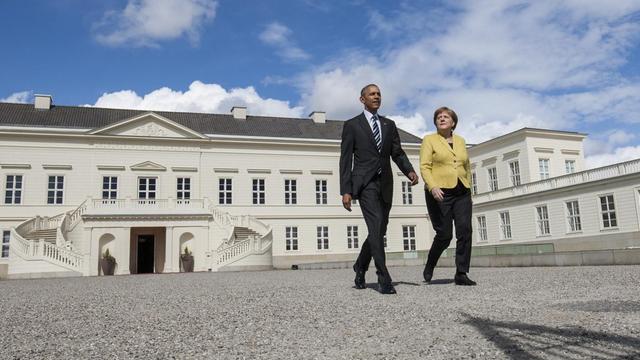 Sie sehen Barack Obama und Angela Merkel auf Schloss Herrenhausen.