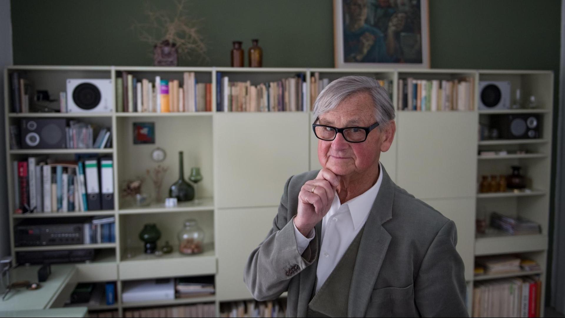 Der Möbelgestalter Rudolf Horn steht in seiner Wohnung in Leipzig in seinem Arbeitszimmer vor Möbelentwürfen der 1960er/70er Jahre. Horn ist einer der bekanntesten Möbeldesigner der DDR und Vater der Möbelserie MDW (Montagemöbel Deutsche Werkstätten). Der Möbelgestalter Rudolf Horn steht in seiner Wohnung in Leipzig in seinem Arbeitszimmer vor Möbelentwürfen der 1960er/70er Jahre. Horn ist einer der bekanntesten Möbeldesigner der DDR und Vater der Möbelserie MDW (Montagemöbel Deutsche Werkstätten).
