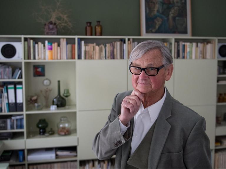 Der Möbelgestalter Rudolf Horn steht in seiner Wohnung in Leipzig in seinem Arbeitszimmer vor Möbelentwürfen der 1960er/70er Jahre. Horn ist einer der bekanntesten Möbeldesigner der DDR und Vater der Möbelserie MDW (Montagemöbel Deutsche Werkstätten).