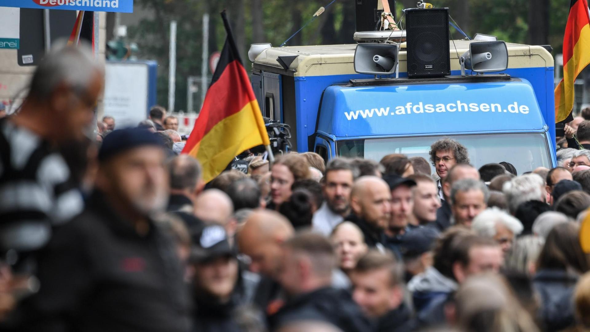 01.09.2018, Sachsen, Chemnitz: Teilnehmer der Kundgebung der rechtspopulistischen Bürgerbewegung Pro Chemnitz marschieren gemeinsam mit den Teilnehmern der Demonstration von AfD und dem ausländerfeindlichen Bündnis Pegida durch die Stadt. Bei den für den 01.09.2018 angekündigten Demonstrationen rechnet die sächsische Polizei mit einer hohen Zahl von Teilnehmern. Foto: Ralf Hirschberger/dpa | Verwendung weltweit 01.09.2018, Sachsen, Chemnitz: Teilnehmer der Kundgebung der rechtspopulistischen Bürgerbewegung Pro Chemnitz marschieren gemeinsam mit den Teilnehmern der Demonstration von AfD und dem ausländerfeindlichen Bündnis Pegida durch die Stadt. Bei den für den 01.09.2018 angekündigten Demonstrationen rechnet die sächsische Polizei mit einer hohen Zahl von Teilnehmern. Foto: Ralf Hirschberger/dpa | Verwendung weltweit
