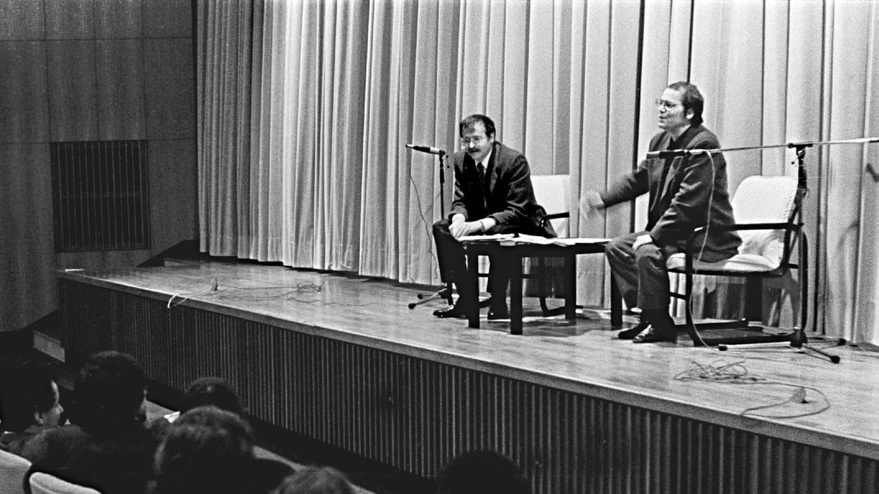Der französische Lyriker Alain Lance mit Volker Braun bei einer Lesung im CCF (Centre culturel français) in Berlin am 25.2.1987 Der französische Lyriker Alain Lance mit Volker Braun bei einer Lesung im CCF (Centre culturel français) in Berlin am 25.2.1987