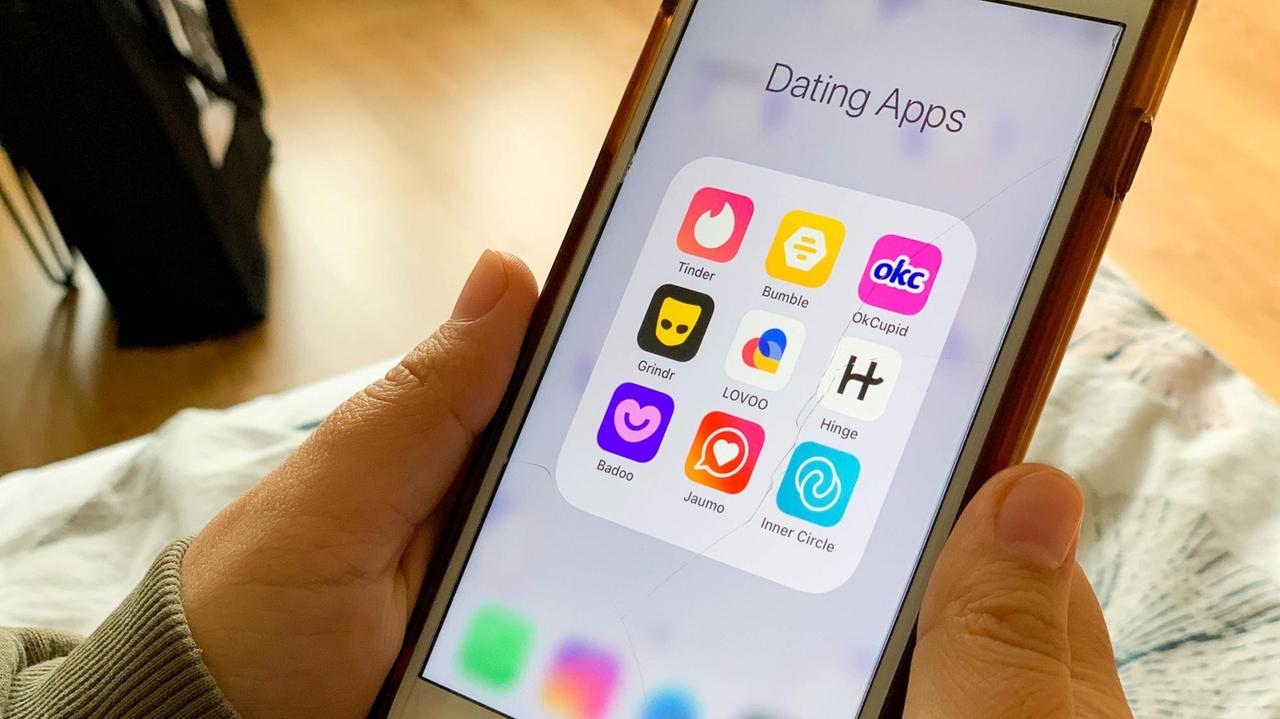 App-Symbole leuchten auf einem Handybildschirm auf. App-Symbole leuchten auf einem Handybildschirm auf.