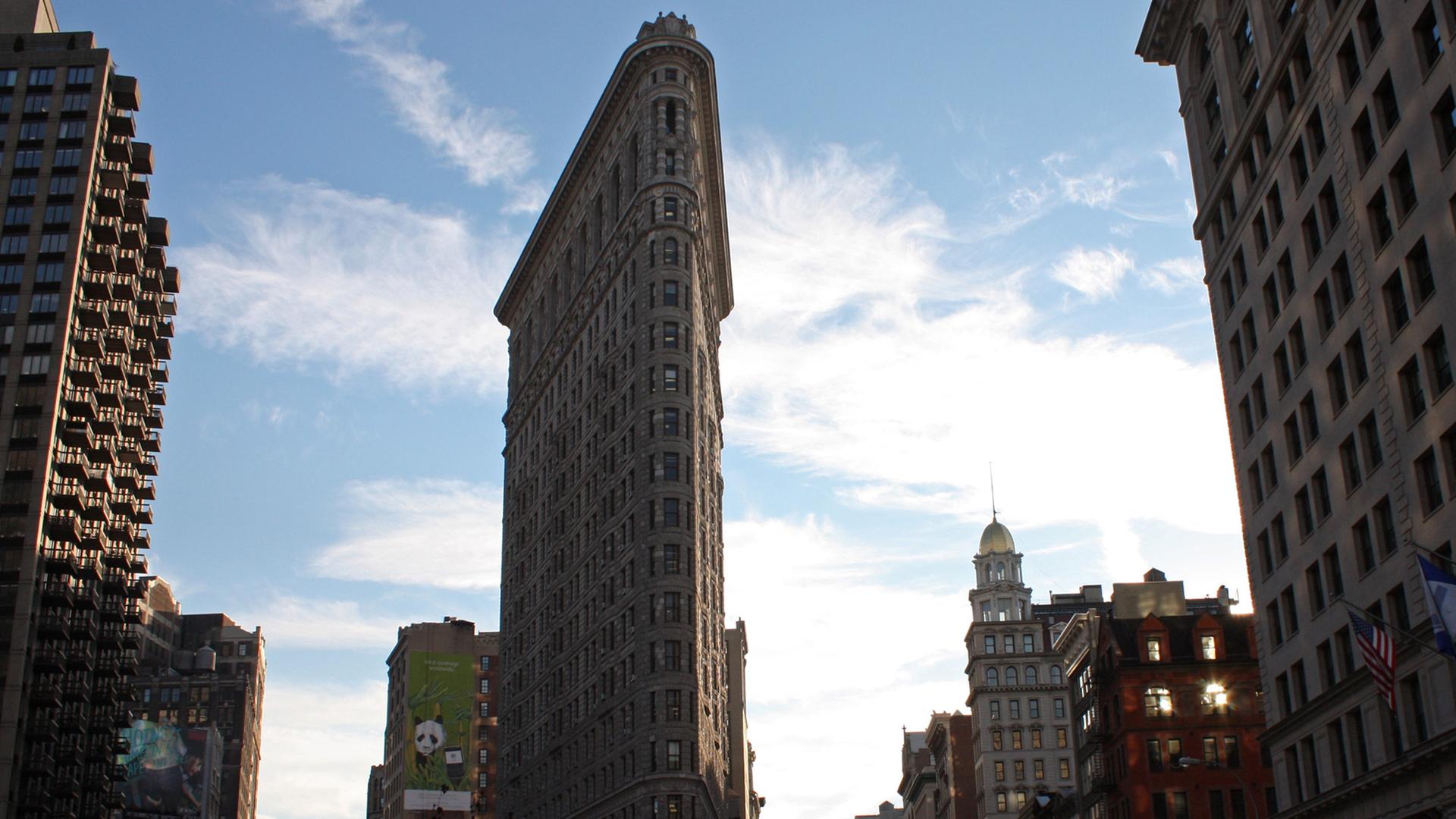Ein Blick auf das schmale "Bügel-Eisen-Hochaus" in New York, USA.