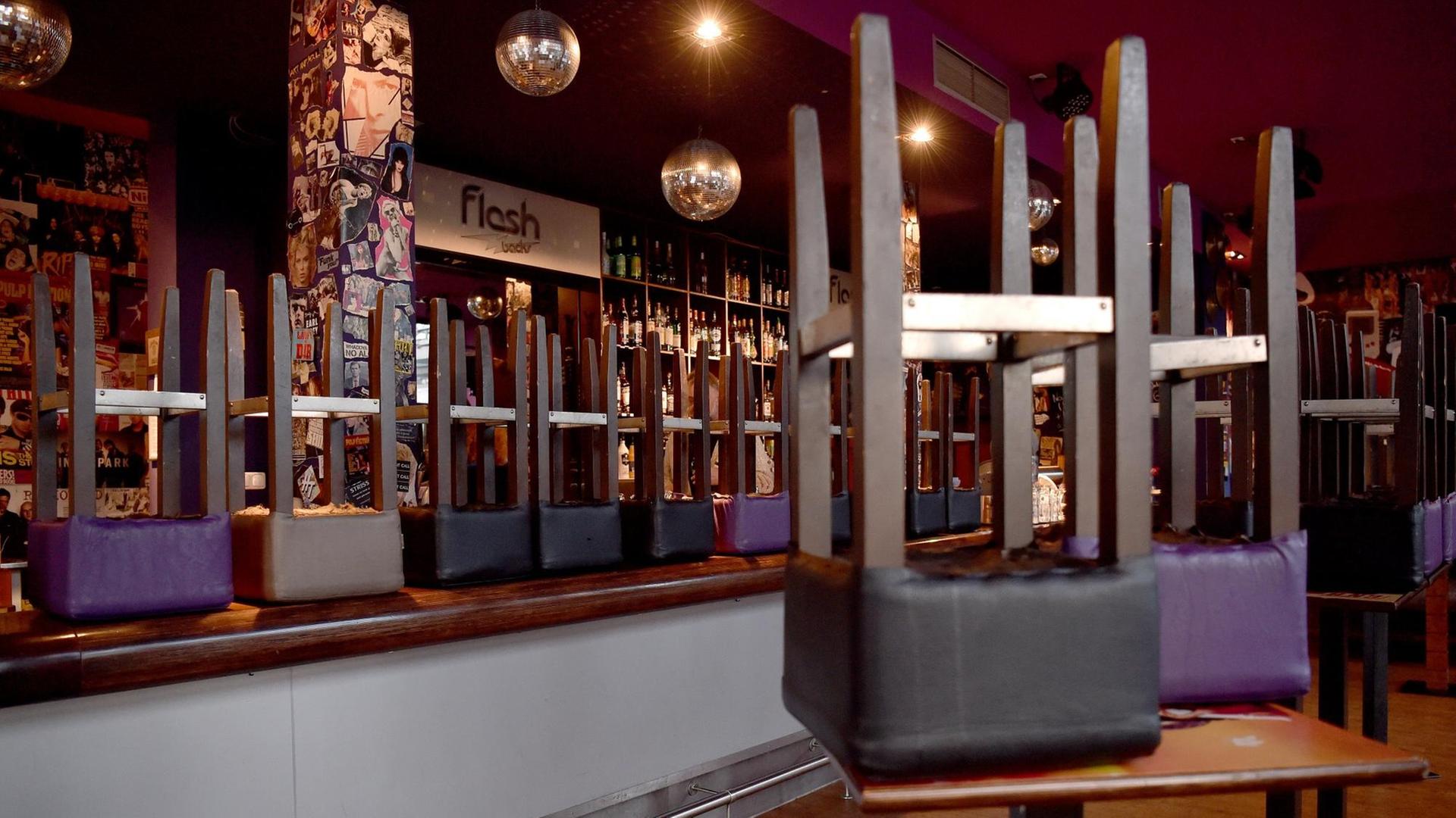 Bochum: Die Barhocker stehen umgedreht auf einer Theke der Kneipe Flashbacks im beliebten Ausgehviertel Bermuda3Eck. Bochum: Die Barhocker stehen umgedreht auf einer Theke der Kneipe Flashbacks im beliebten Ausgehviertel Bermuda3Eck.