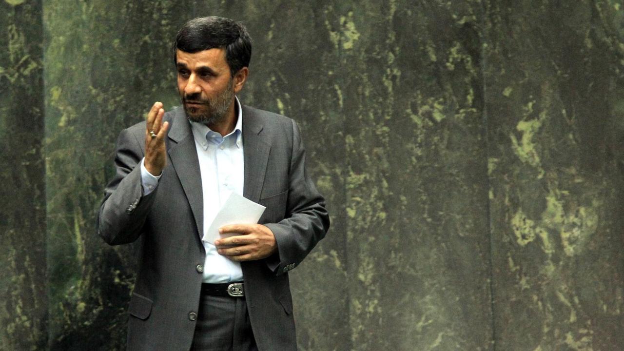 Der frühere iranische Präsident Ahmadineschad im Parlament in Teheran