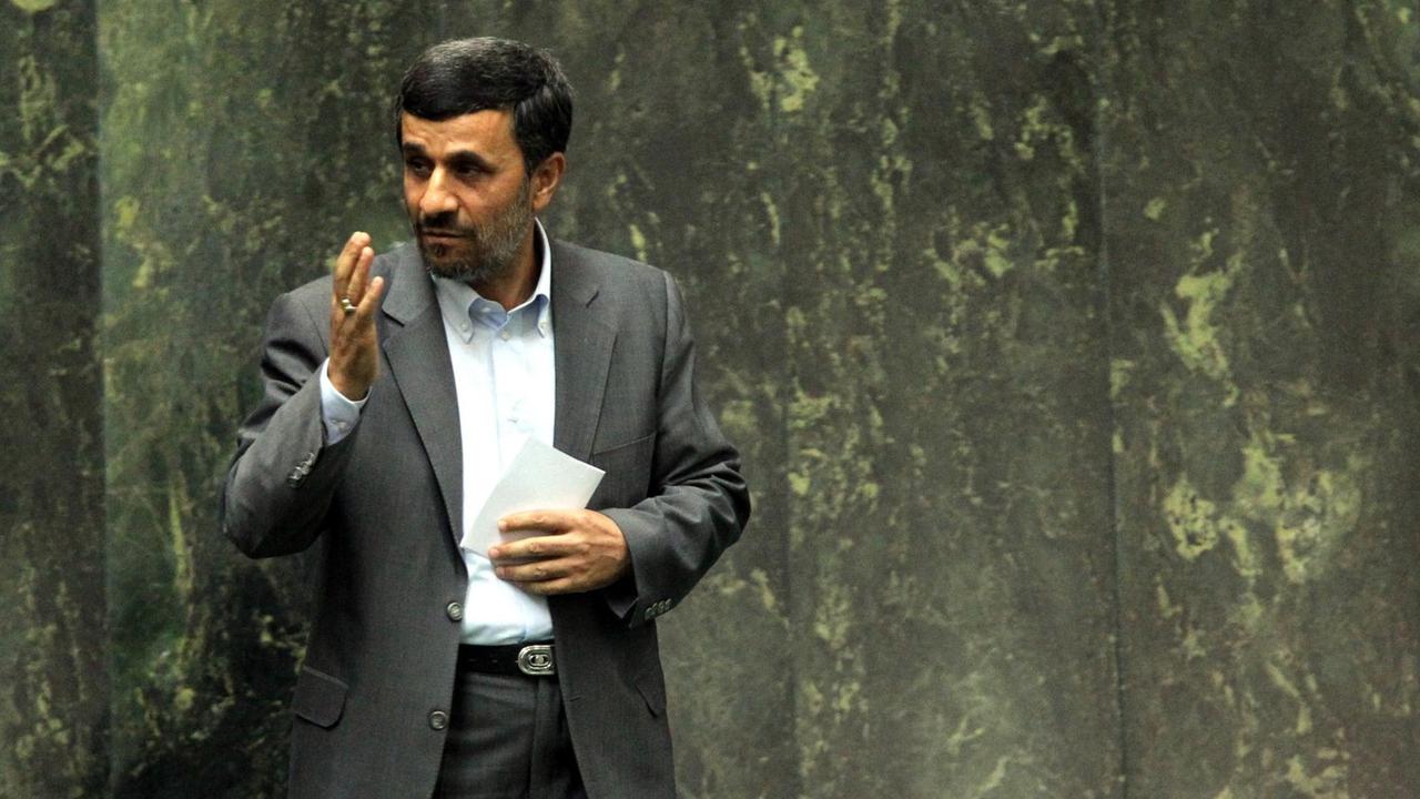 Der frühere iranische Präsident Ahmadineschad im Parlament in Teheran Der frühere iranische Präsident Ahmadineschad im Parlament in Teheran