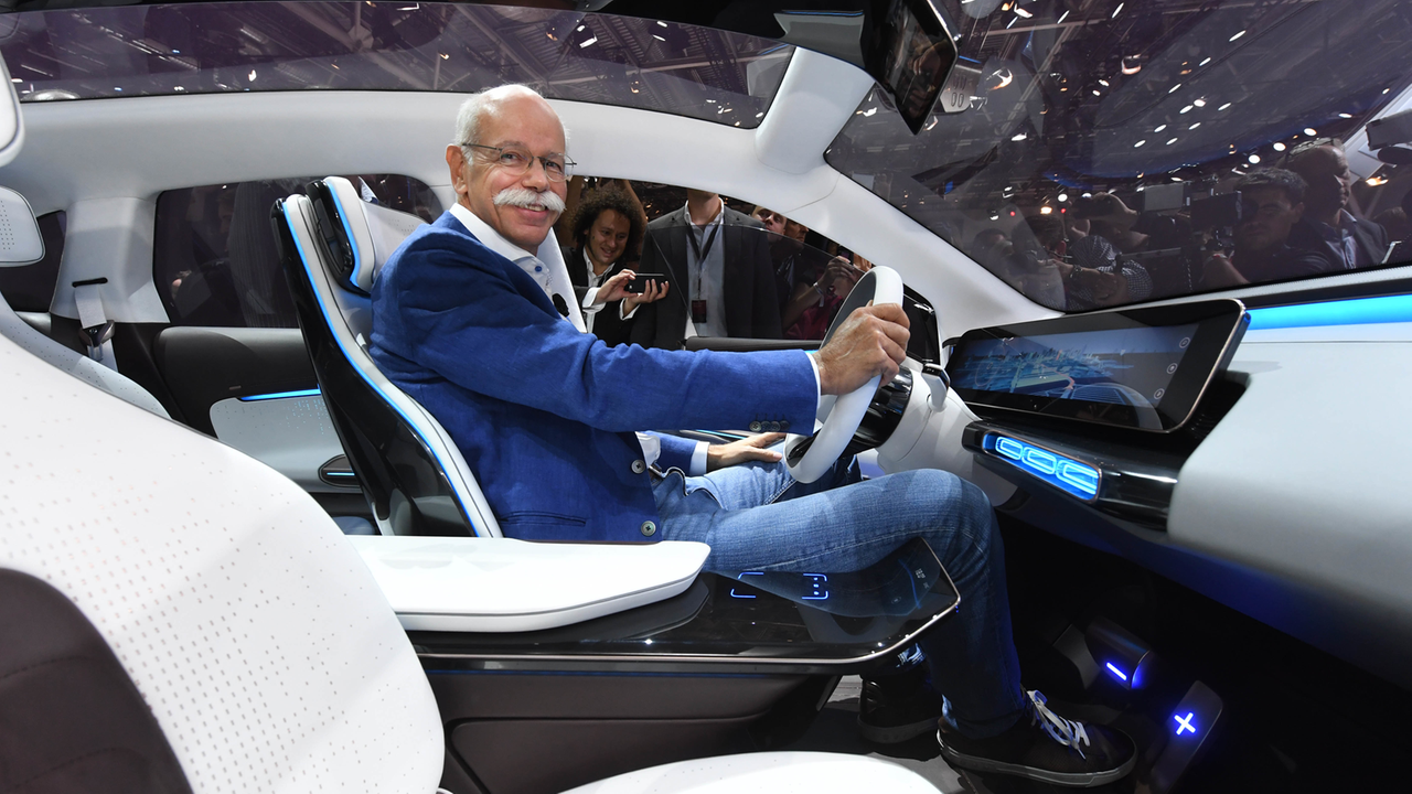 Daimler-Chef Dieter Zetsche präsentiert beim Autosalon Paris die Elektroauto-Studie "EQ". Daimler-Chef Dieter Zetsche präsentiert beim Autosalon Paris die Elektroauto-Studie "EQ".