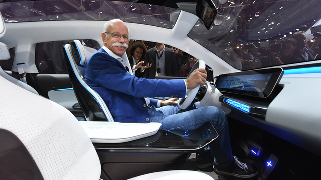 Daimler-Chef Dieter Zetsche präsentiert beim Autosalon Paris die Elektroauto-Studie "EQ".