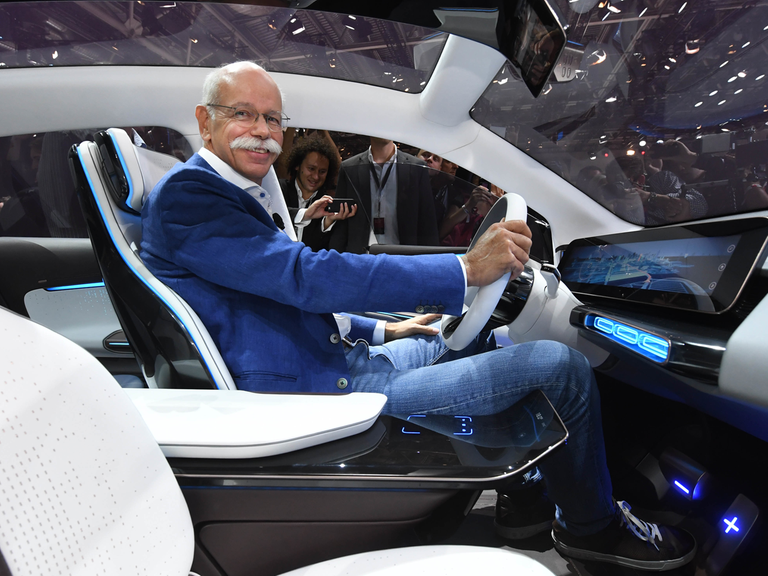 Daimler-Chef Dieter Zetsche präsentiert beim Autosalon Paris die Elektroauto-Studie "EQ".