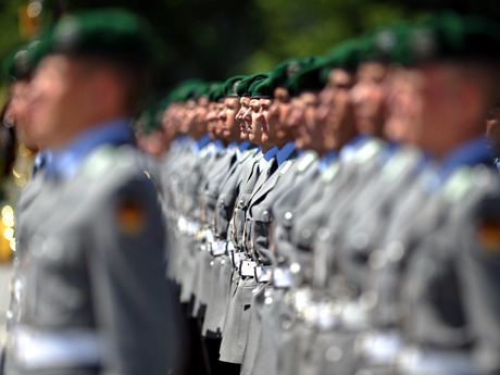 Soldaten des Wachbataillons der Bundeswehr sind auf dem Gelände des Bundesministerium der Verteidigung in Berlin für den Empfang eines ausländischen Gastes angetreten. Soldaten des Wachbataillons der Bundeswehr sind auf dem Gelände des Bundesministerium der Verteidigung in Berlin für den Empfang eines ausländischen Gastes angetreten.