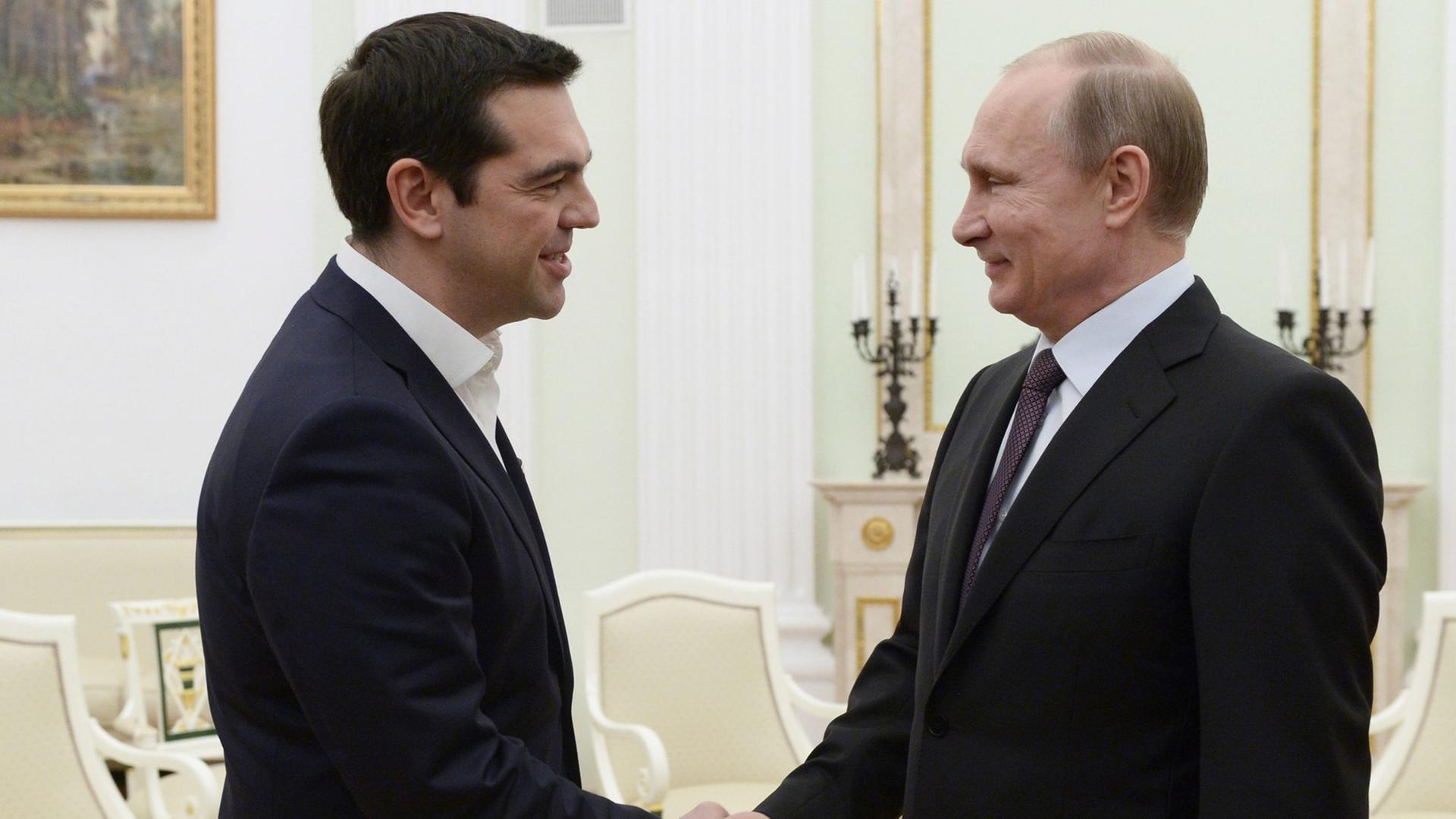 Der russische Präsident Wladimir Putin (r.) hat den griechischen Regierungschef Alexis Tsipras zum Staatsbesuch empfangen. Der russische Präsident Wladimir Putin (r.) hat den griechischen Regierungschef Alexis Tsipras zum Staatsbesuch empfangen.
