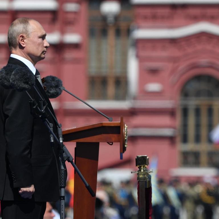 Der russische Präsident Putin steht während der Militärparade in Moskau vor einem Mikrofon.