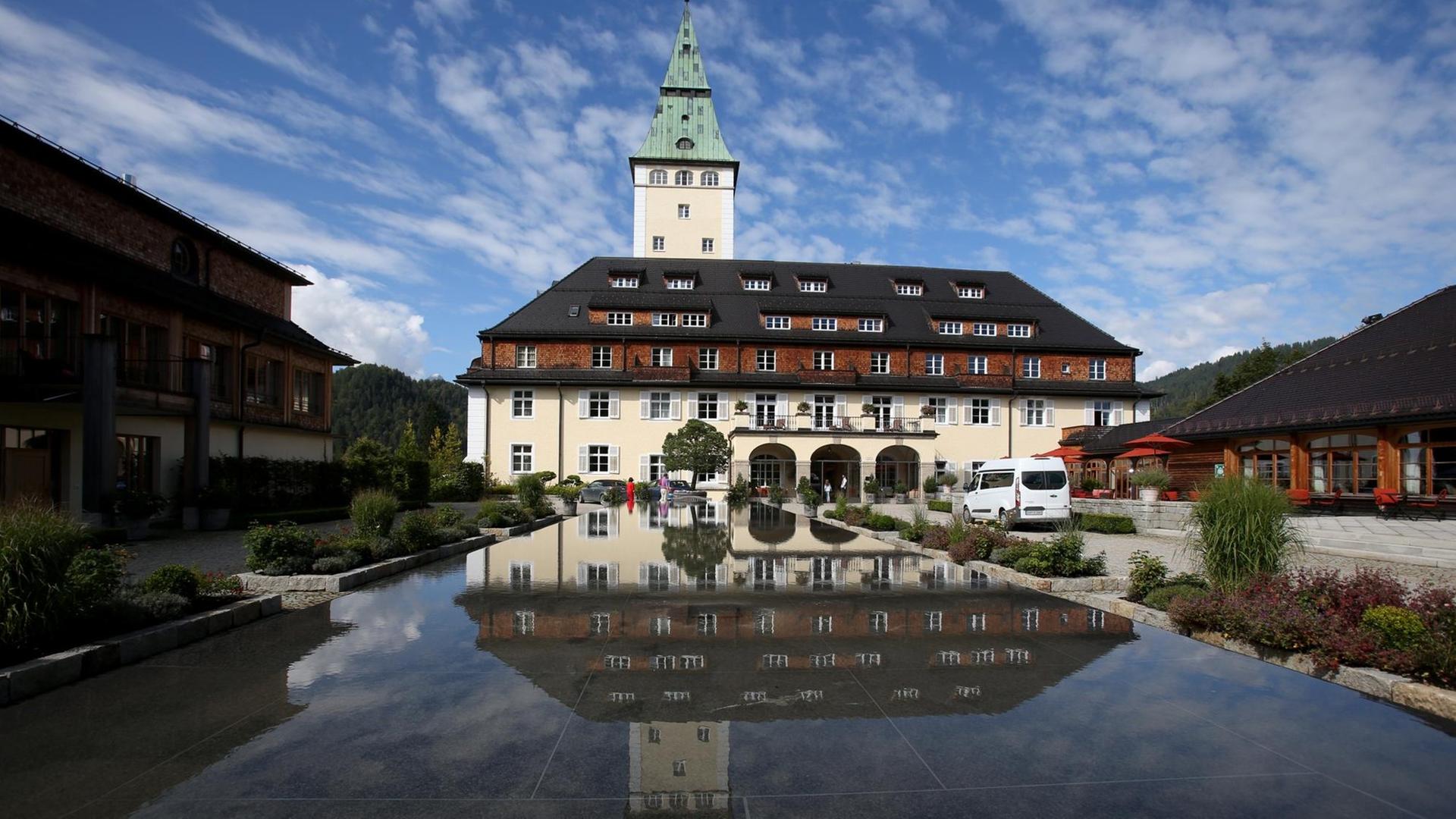 Eine Außenansicht des Schloss Elmau, in der Nähe von Krün und Mittenwald (Bayern). Eine Außenansicht des Schloss Elmau, in der Nähe von Krün und Mittenwald (Bayern).