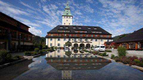 Eine Außenansicht des Schloss Elmau, in der Nähe von Krün und Mittenwald (Bayern).