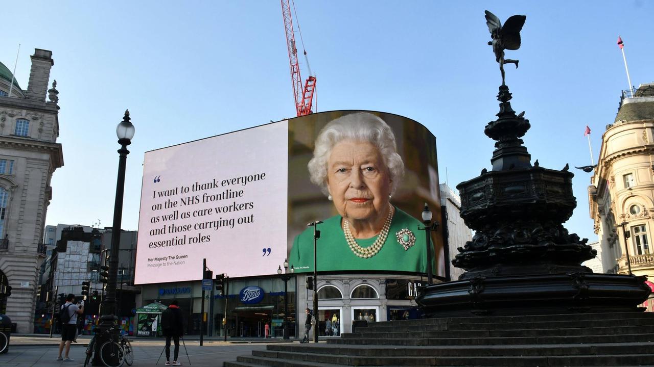 Foto in Zitat der Ansprache von Königen Elisabeth II vom 5. April 2020 anlässlich der Coronapandemie sind auf einem Plakat in London zu sehen Foto in Zitat der Ansprache von Königen Elisabeth II vom 5. April 2020 anlässlich der Coronapandemie sind auf einem Plakat in London zu sehen