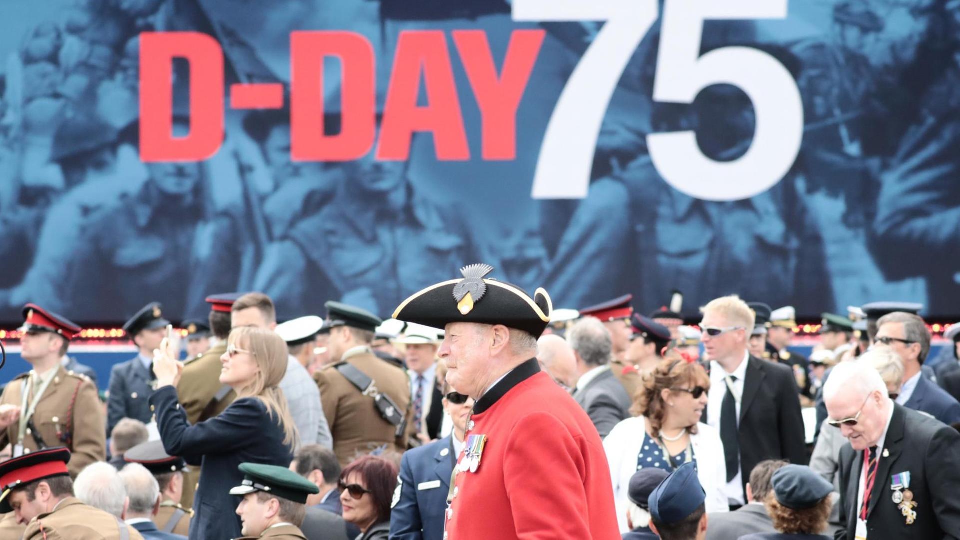 Ein Veteran der britischen Armee nimmt an der Gedenkveranstaltung in Portsmouth zum 75. Jahrestag des D-Day, der Landung der Alliierten in der Normandie im Zweiten Weltkrieg, teil. Ein Veteran der britischen Armee nimmt an der Gedenkveranstaltung in Portsmouth zum 75. Jahrestag des D-Day, der Landung der Alliierten in der Normandie im Zweiten Weltkrieg, teil.