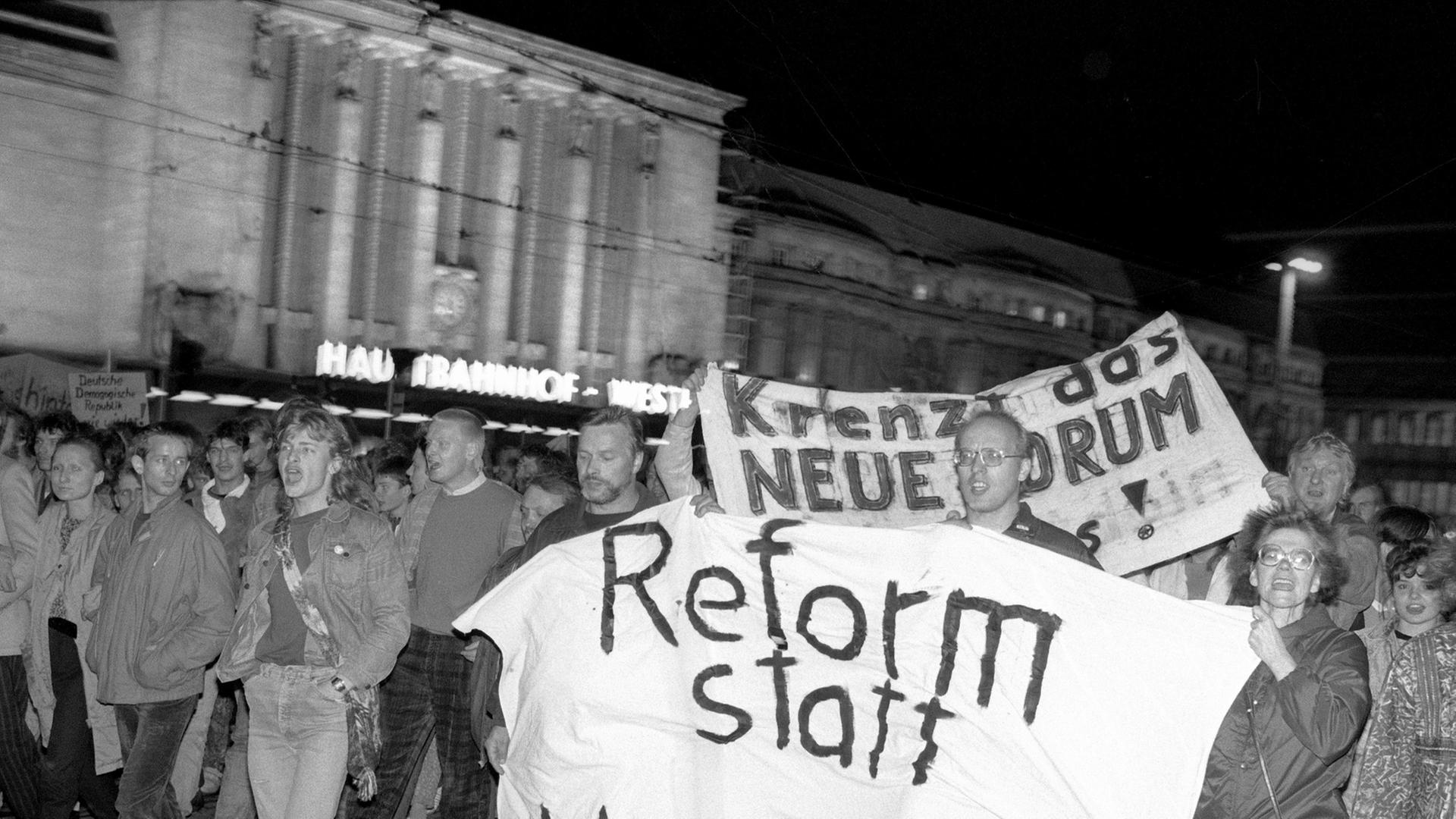 Mehr als 200000 Demonstranten fordern am 30.10.1989 vor dem Haupbahnhof in Leipzig Reformen und Veränderungen in der politischen Situation in Ost-Deutschland. Mehr als 200000 Demonstranten fordern am 30.10.1989 vor dem Haupbahnhof in Leipzig Reformen und Veränderungen in der politischen Situation in Ost-Deutschland.