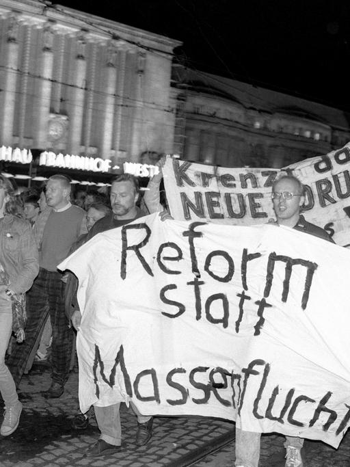 Mehr als 200000 Demonstranten fordern am 30.10.1989 vor dem Haupbahnhof in Leipzig Reformen und Veränderungen in der politischen Situation in Ost-Deutschland.