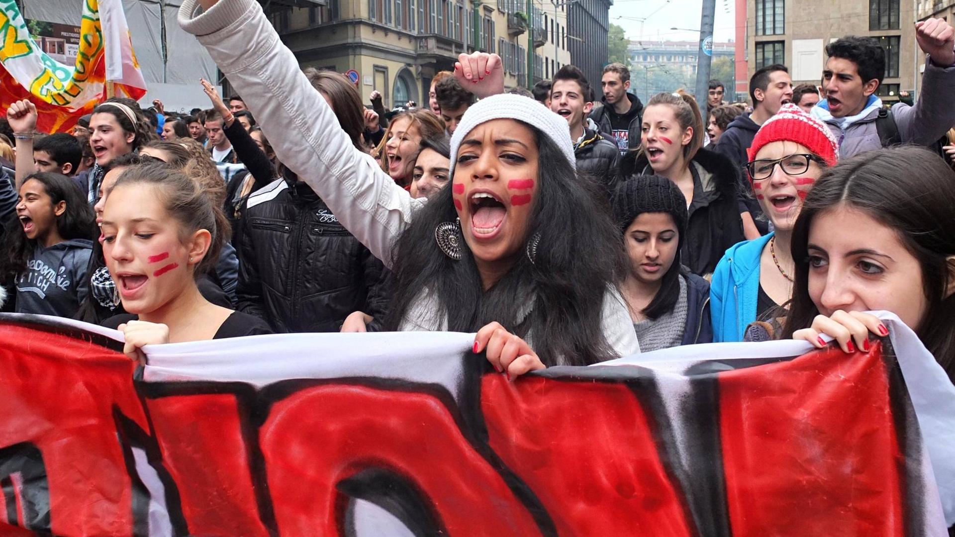Farbfoto: aufgebrachte Studierende protestieren mit Plakaten in der Hand Farbfoto: aufgebrachte Studierende protestieren mit Plakaten in der Hand