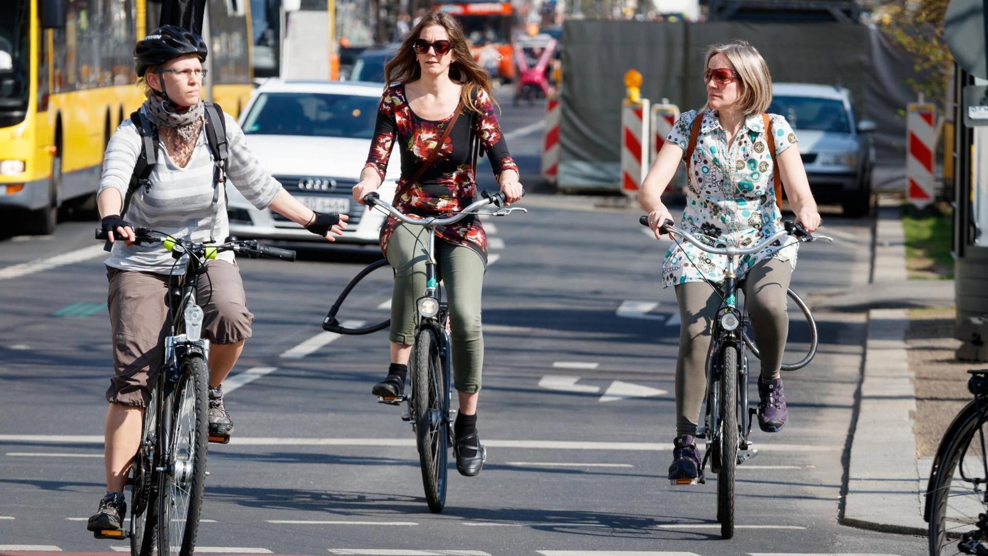 Berlin, Deutschland, GER, Unter den Linden, Fahrradfahrer Berlin, Deutschland, GER, Unter den Linden, Fahrradfahrer