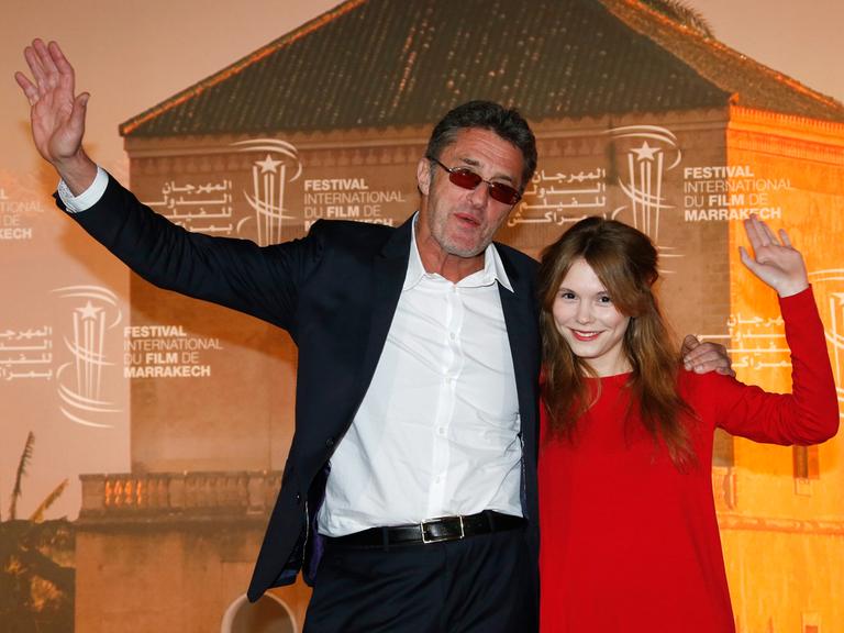 Der polnische Regisseur Pawel Pawlikowski (L) mit der Schauspielerin Agata Trzebuchowska (R), die die Ida verkörpert, beim Internationalen Marrakesch Filmfestival am 3. Dezember 2013.