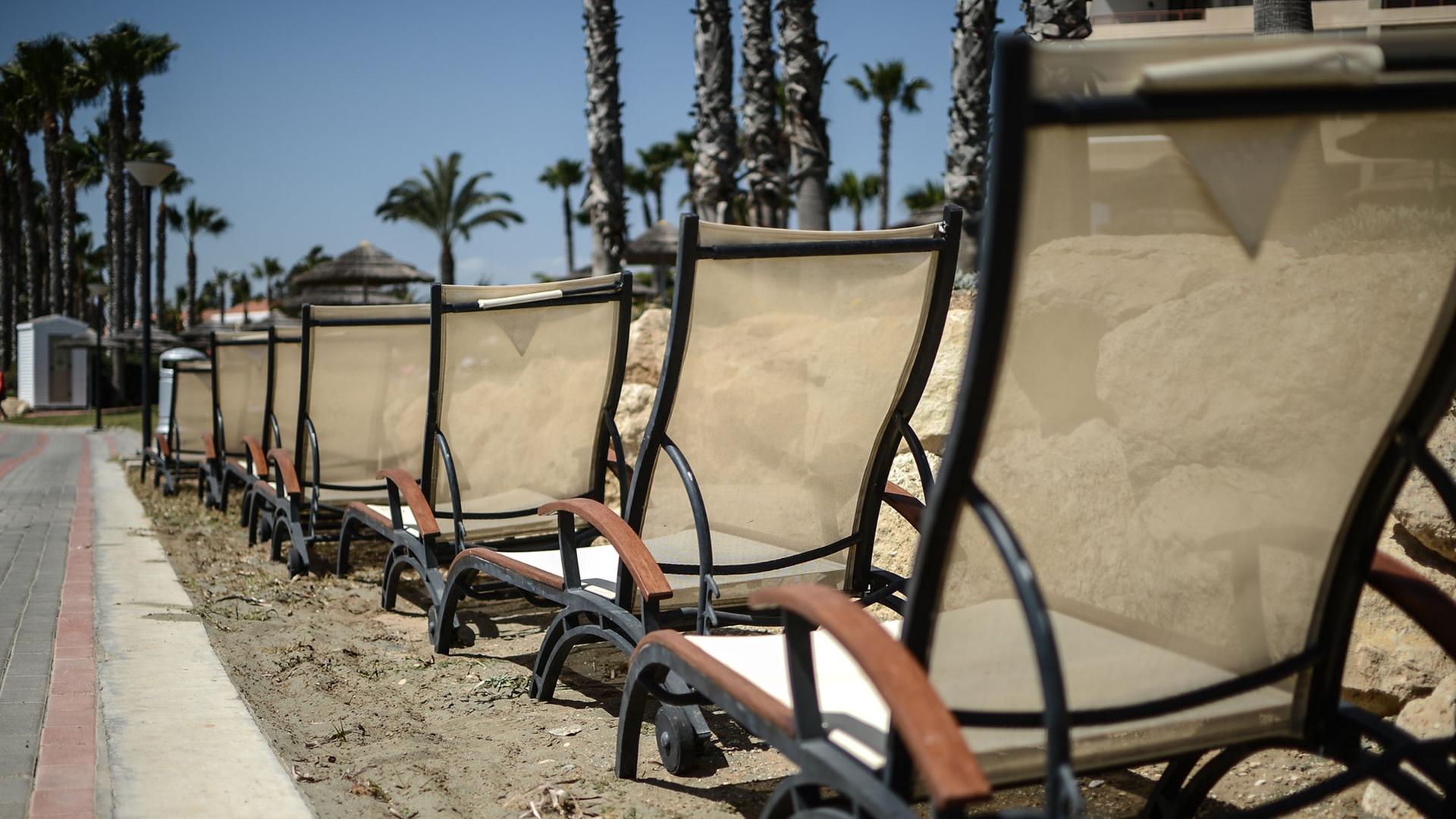 Leere Sonneliegen stehen in Limassol auf Zypern in einer Reihe. Leere Sonneliegen stehen in Limassol auf Zypern in einer Reihe.