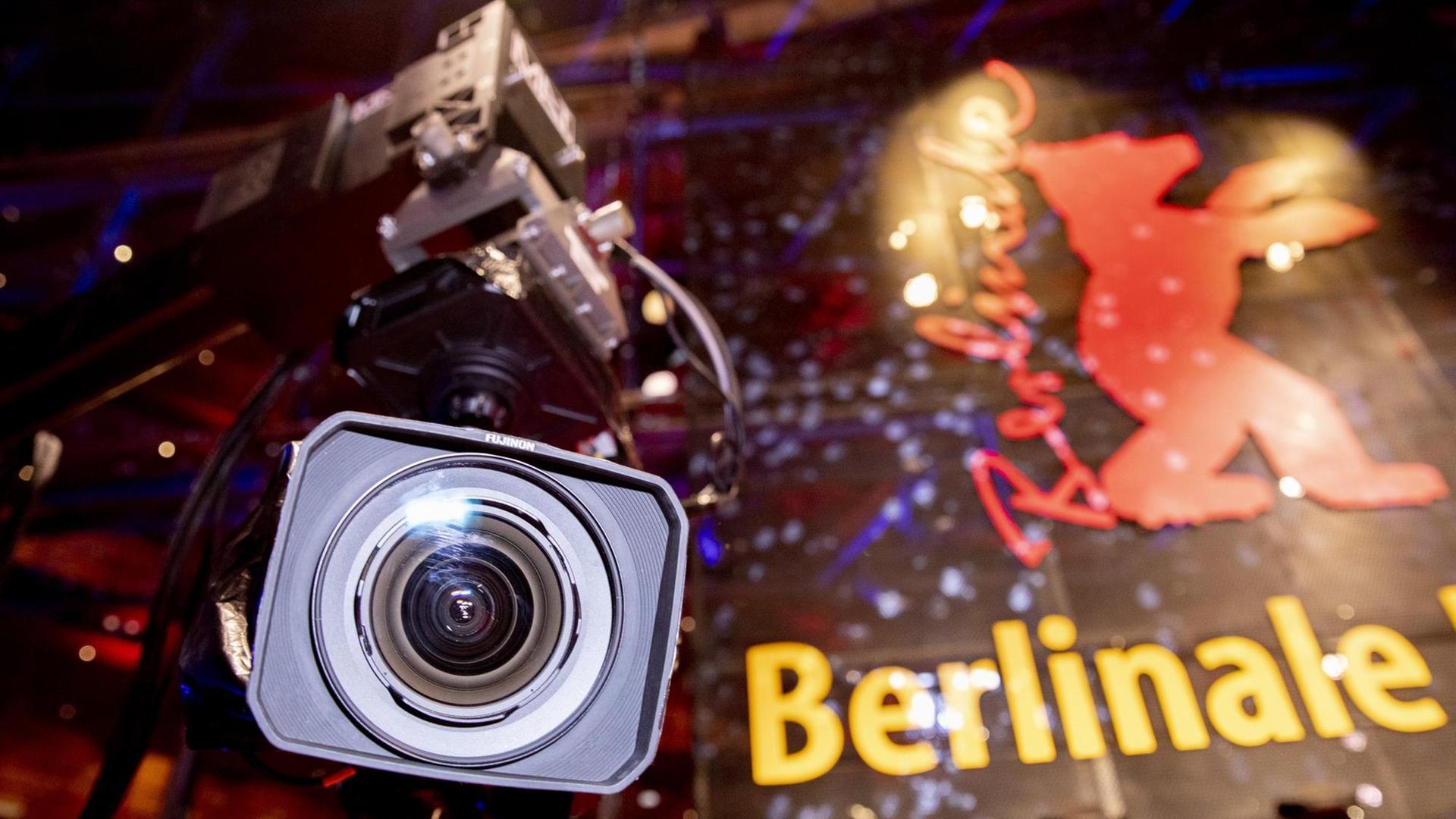 Eine Kamera schwebt an einem Kran vor dem Berlinale-Logo am Berlinale-Palast. Eine Kamera schwebt an einem Kran vor dem Berlinale-Logo am Berlinale-Palast.