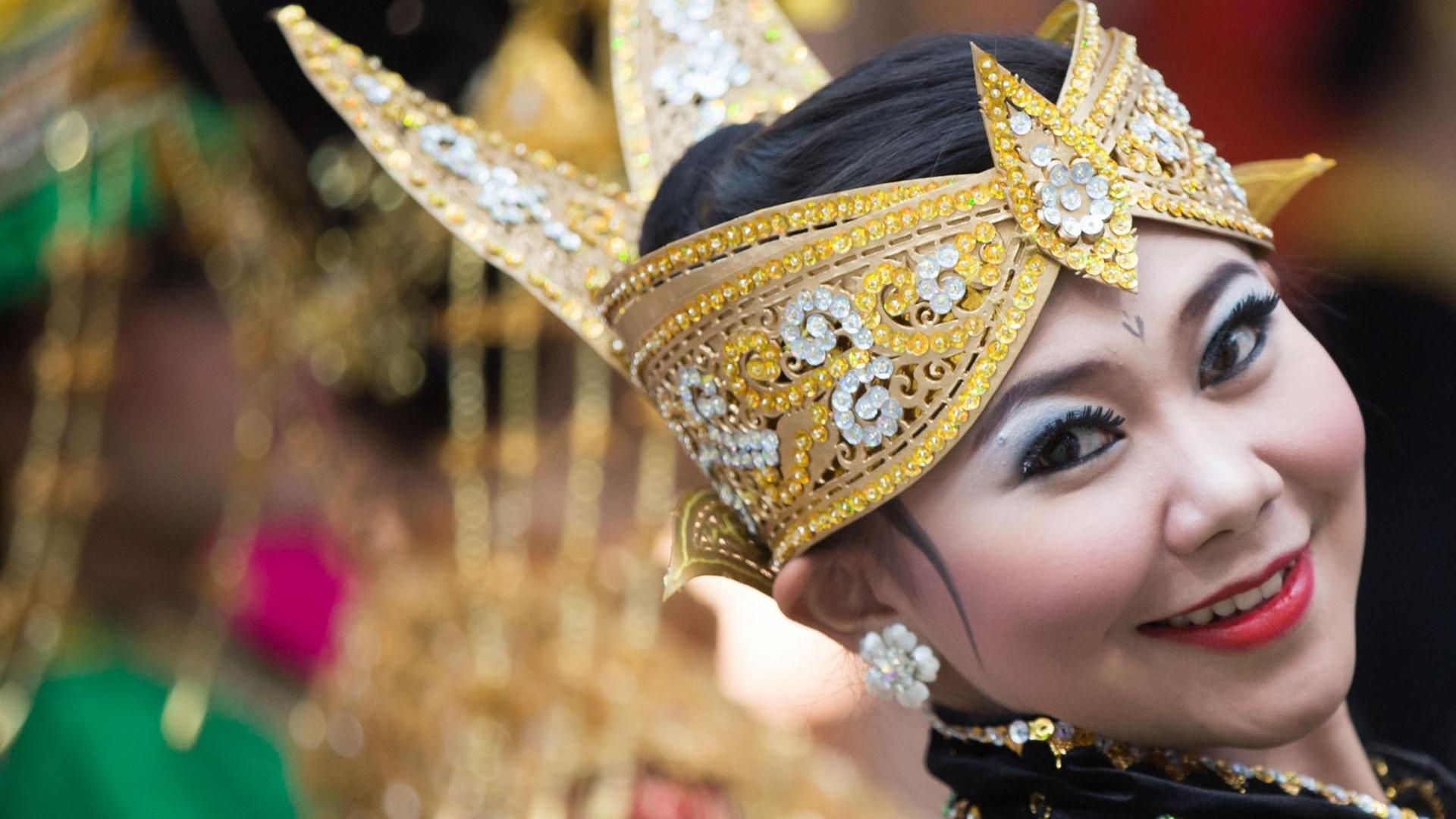 Tänzerinnen aus Indonesien stehen in Frankfurt am Main (Hessen) auf der Buchmesse vor Beginn des Eröffnungsrundgang vor dem Pavillon des diesjährigen Gastlandes Indonesien Spalier Tänzerinnen aus Indonesien stehen in Frankfurt am Main (Hessen) auf der Buchmesse vor Beginn des Eröffnungsrundgang vor dem Pavillon des diesjährigen Gastlandes Indonesien Spalier